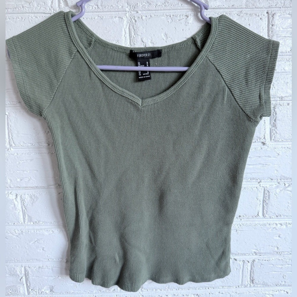 Forever 21 Sage Green Ribbed V Neck Cap Sleeve Cropped Top Women's‎ Size M